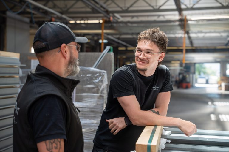 Zwei Mitarbeiter von Coating Point im Gespräch in der Produktion